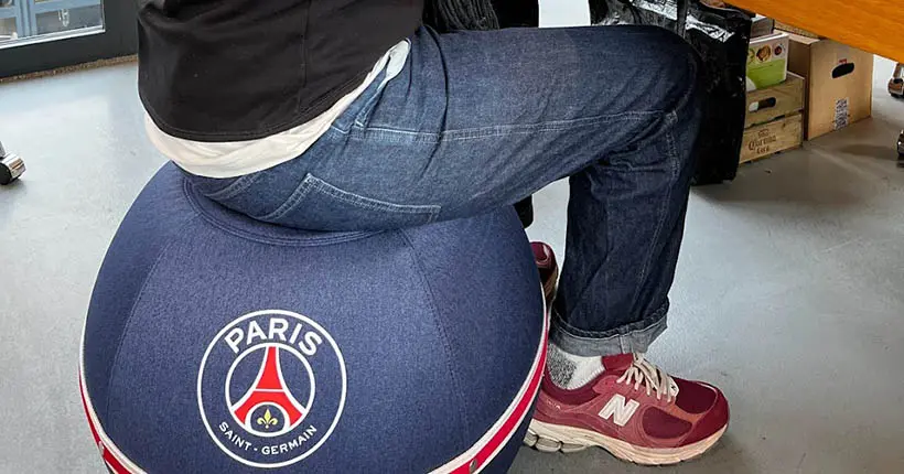 Mon ostéo m’a conseillé de m’asseoir sur un gros ballon, j’ai donc testé celui du PSG