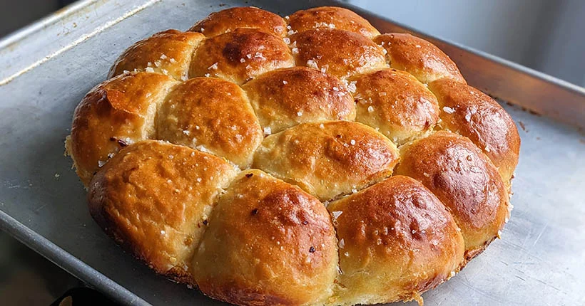 Un pain brioché bien brillant bien confortable pour votre table de