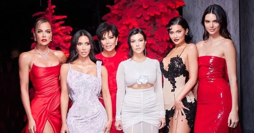 On a enquêté pour vous : 3 preuves que la carte de Noël des Kardashian est fausse