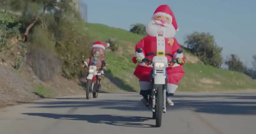 Alors, tu vois c’est Mac DeMarco qui chante Noël en motocross dans les rues de Los Angeles