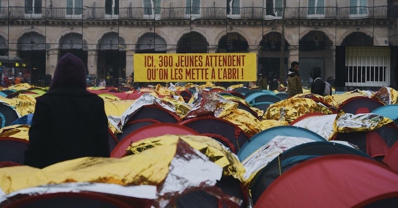 À Paris, l’espoir de migrants mineurs dans leur longue attente d’une aide de l’État