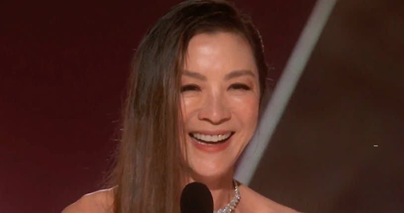 “Fermez-la” : Michelle Yeoh menace les producteurs des Golden Globes d’un bon coup de pied au cul