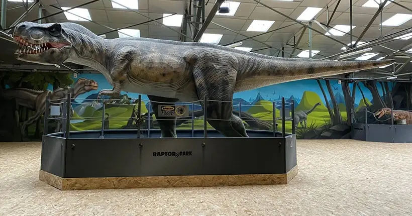 Tu veux un dinosaure géant chez toi ? Un parc à thème dans la Manche liquide ses statues