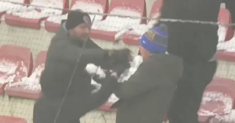 En plein match de foot, des supporters en tribunes s’affrontent à coup de… boules de neige