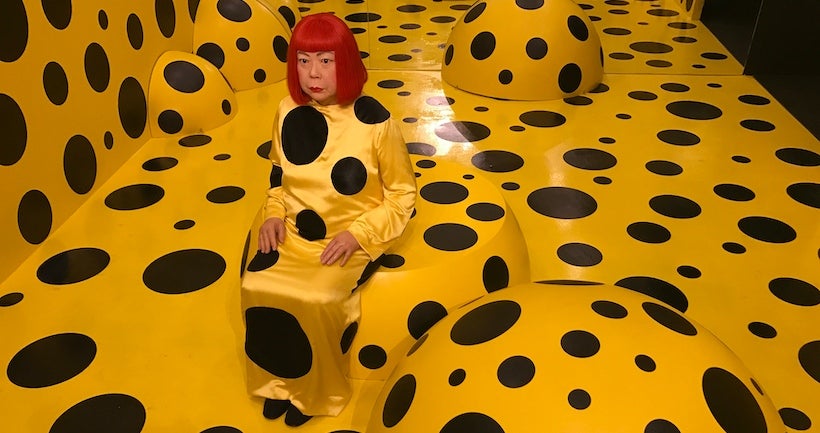 Une poupée gonflable géante de l'artiste Yayoi Kusama enlace la