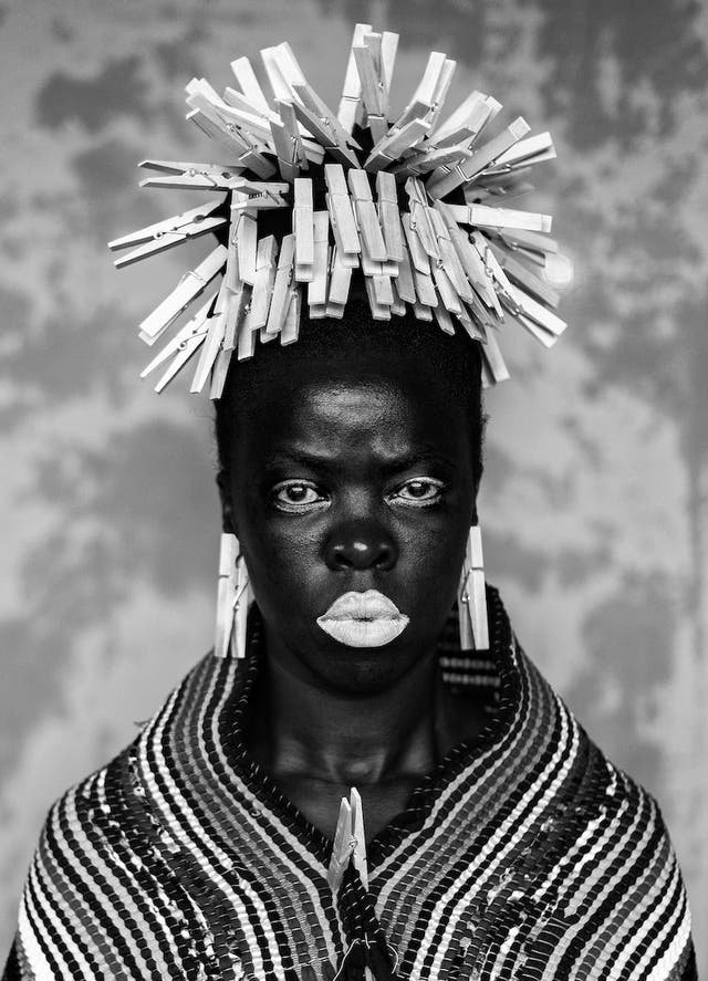 Résistance, communauté noire LGBTQIA+, amour et violences… Zanele Muholi en 8 œuvres puissantes Résistance, communauté noire LGBTQIA+, amour et violences… Zanele Muholi en 8 œuvres puissantes