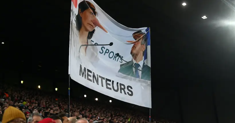 Des supporters de Liverpool brandissent une banderole “menteurs” à l’attention de Darmanin et Oudéa-Castéra
