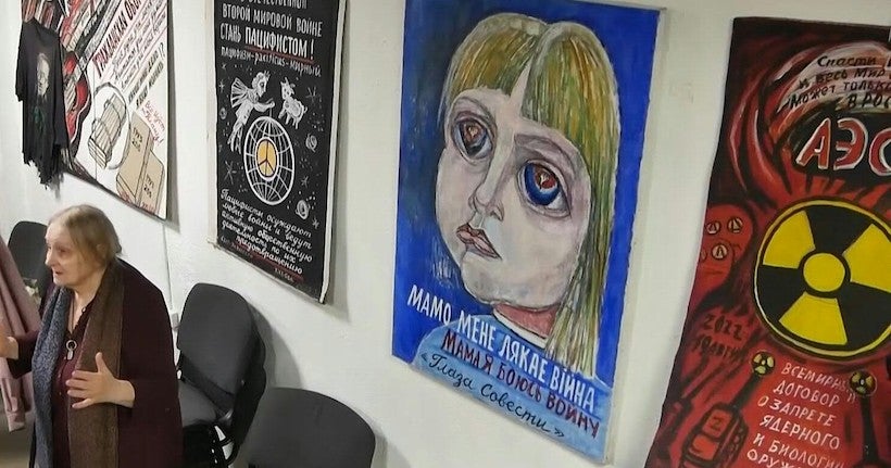 Qui est Elena Ossipova, l’artiste qui expose des affiches anti-guerre en Russie ?