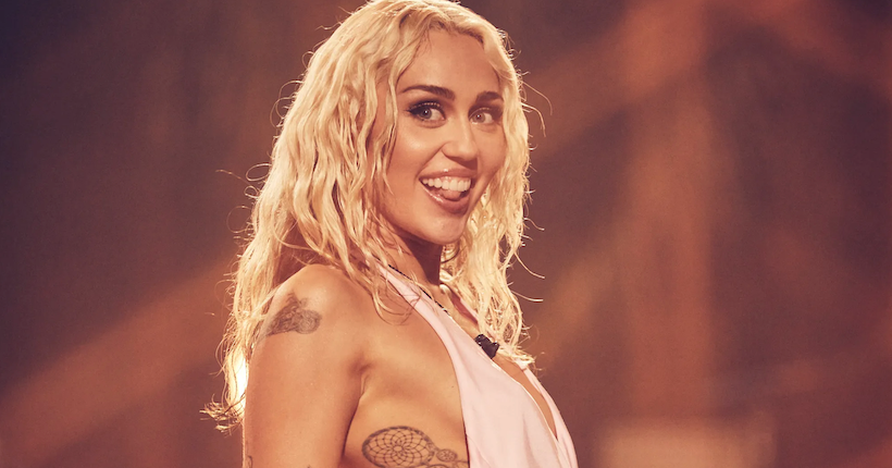 Miley Cyrus a chanté “Flowers” pour la toute première fois en live (et elle a changé les paroles)
