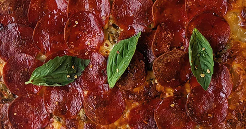 On prépare une pizza pepperoni supplément pepperoni parce qu’on adore le pepperoni