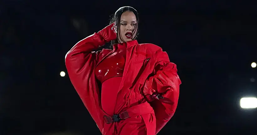 On peut enfin acquérir la sublime combinaison cargo rouge que Rihanna portait au Super Bowl