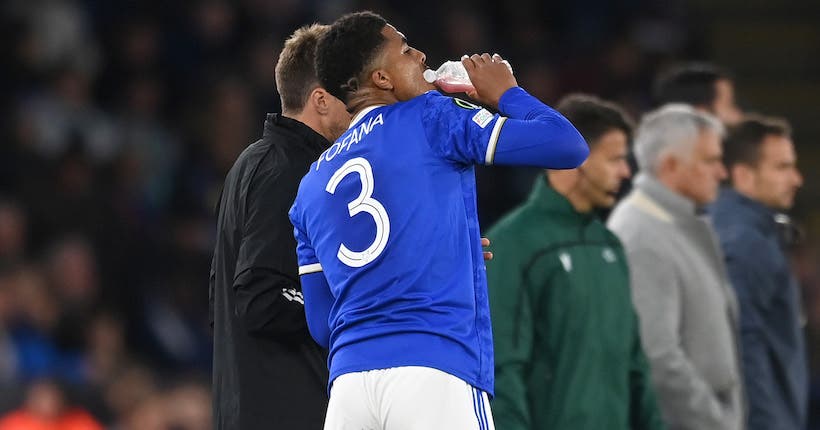 <p>Le 28 avril 2022, le match entre Leicester et la Roma est interrompu pour que Wesley Fofana puisse boire au moment de la rupture du jeûne / Photo by Michael Regan/Getty Images</p>
