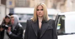“Bien sûr que je suis moi” : Avril Lavigne se justifie encore sur les théories du complot et semble bien vivante