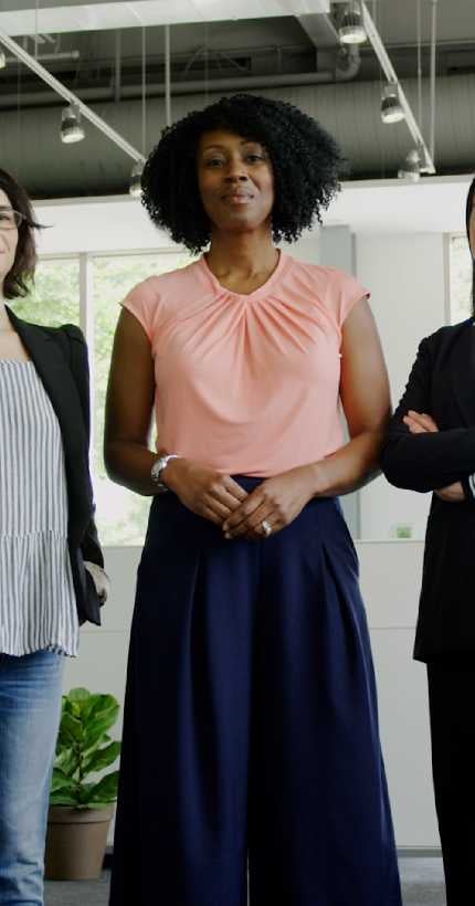 2 femmes noires sur 3 changent de coiffure pour un entretien d’embauche