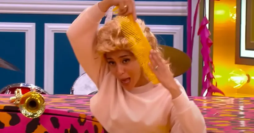 LOL, qui rit, sort ! : on sait comment se procurer l’incroyable peigne jaune de Leïla Bekhti