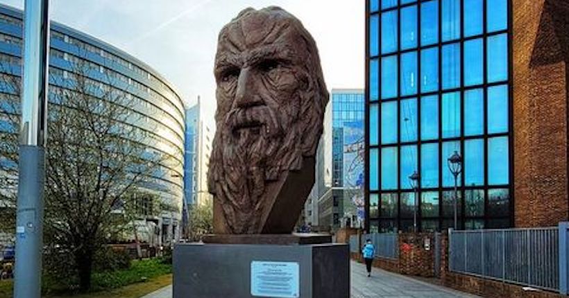 Pourquoi cette monumentale sculpture d’un poète syrien a-t-elle été érigée à Montreuil ?