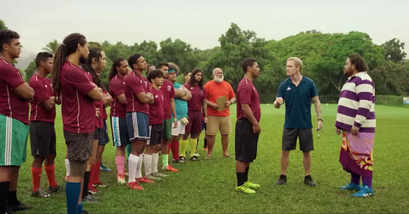 Michael Fassbender se dévoile en coach de la pire équipe de foot au monde dans le trailer de Next Goal Wins