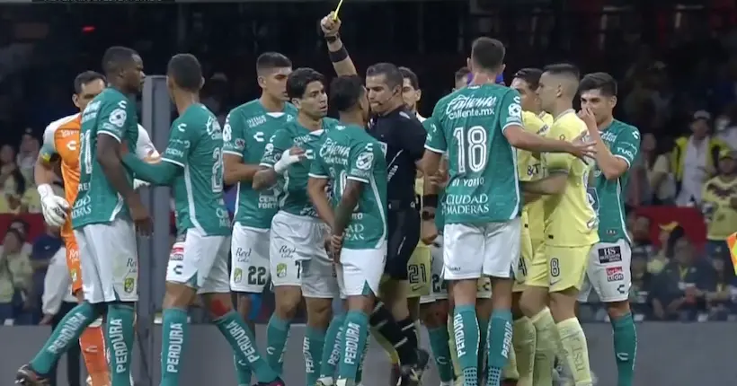 Un arbitre mexicain donne un coup de genou à un joueur en plein match