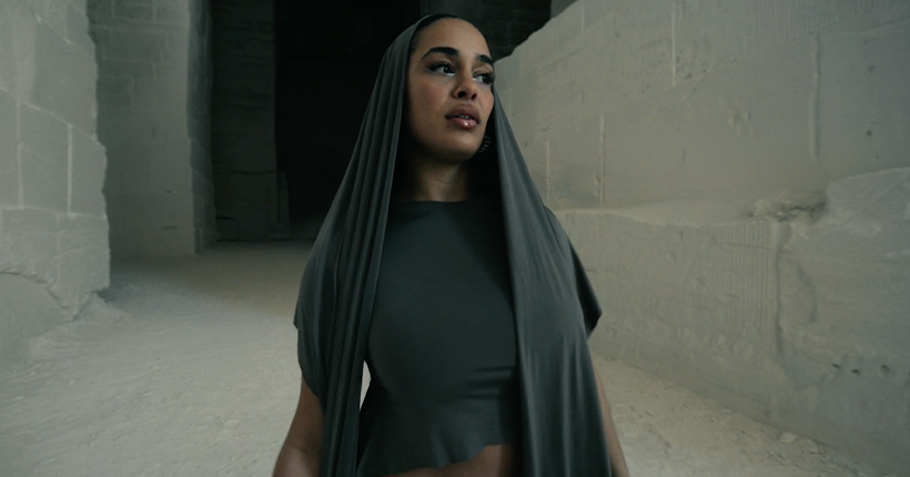 Jorja Smith est une torera et joue du violoncelle humain dans son nouveau clip tourné en France