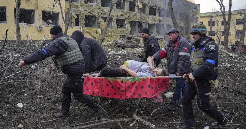 L’histoire bouleversante derrière cette photo d’une femme enceinte frappée par les bombes russes