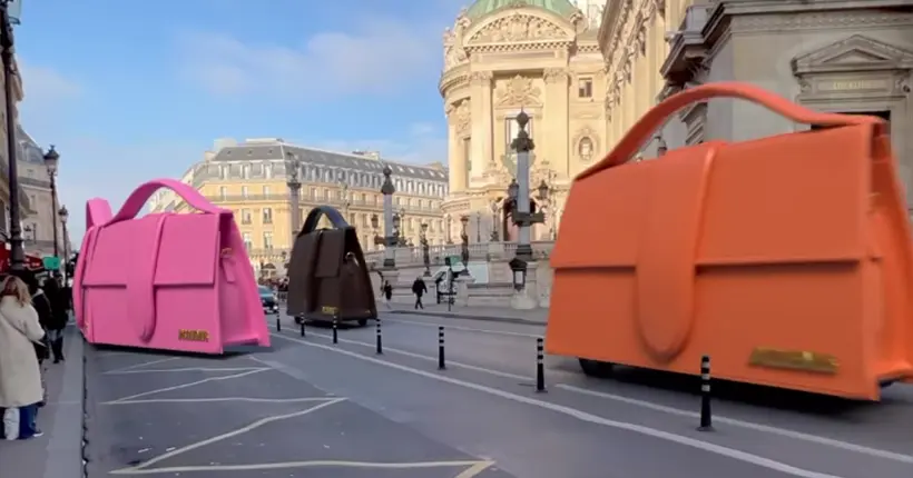 Quoi, c’est des sacs Jacquemus géants qui roulent dans Paris ?