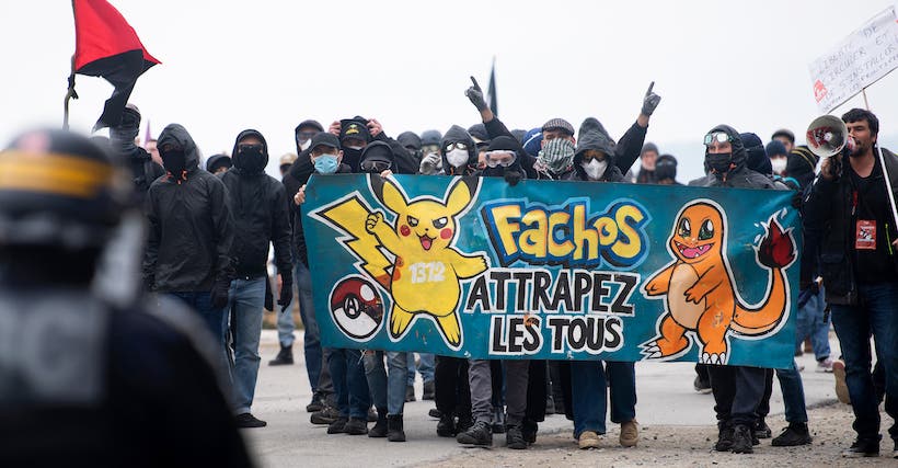 <p>Des manifestants participent à une marche pour soutenir le projet d&#8217;un nouveau centre d&#8217;accueil pour demandeurs d&#8217;asile, à Saint-Brevin-Les-Pins,  (Photo by FRED TANNEAU / AFP)</p>
