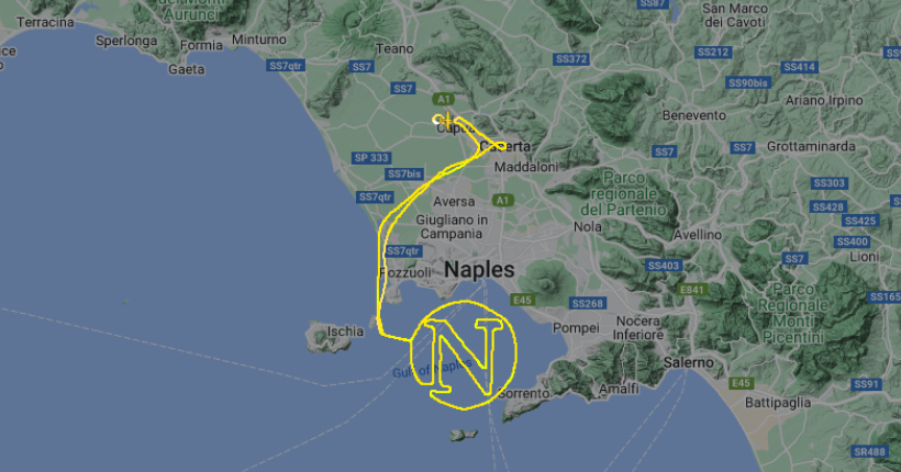 Un fan célèbre le titre de Naples en dessinant le logo du club… en avion