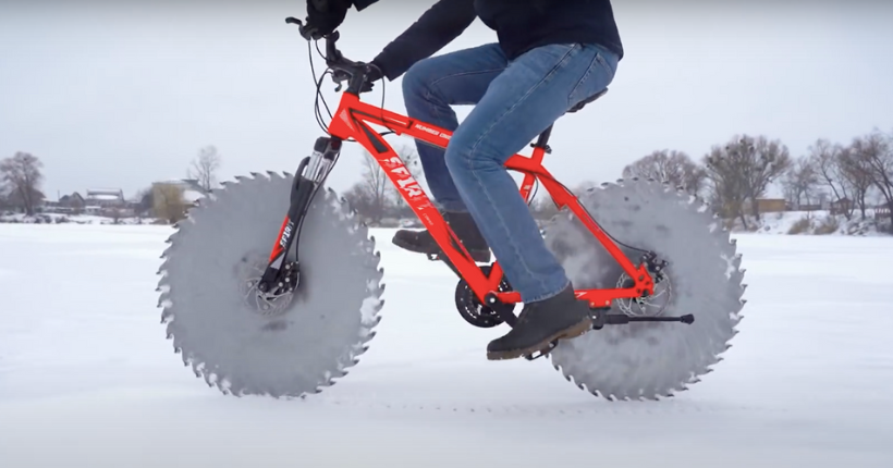 Parfait pour briser la glace : ils remplacent les roues de leur vélo par des lames de scie circulaire