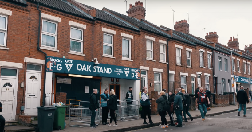 Il faut qu’on parle du stade totalement atypique de Luton Town, fraîchement promu en Premier League