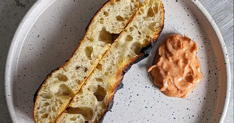 On hydrate la pâte à 80 % pour une focaccia maison comme à la boulangerie