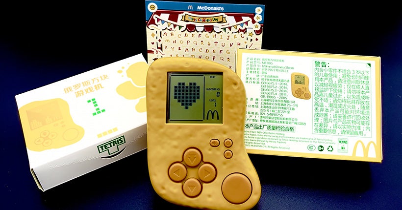 Hein ? McDo sort une console en forme de McNuggets pour jouer à Tetris ?