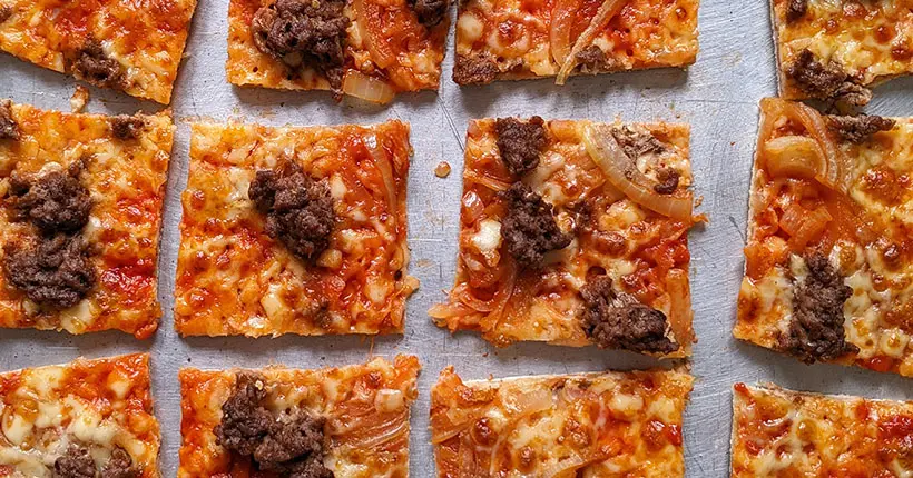 On prépare une pizza “tavern style” comme dans les rades de Chicago