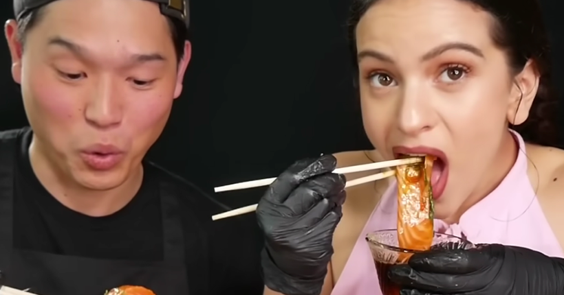 Rosalía mange du saumon cru en mode ASMR et c’est (évidemment) la meilleure vidéo d’Internet