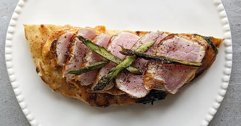 Tataki de veau et mayo épicée, c’est le nom d’un plat si on était au resto de petites assiettes