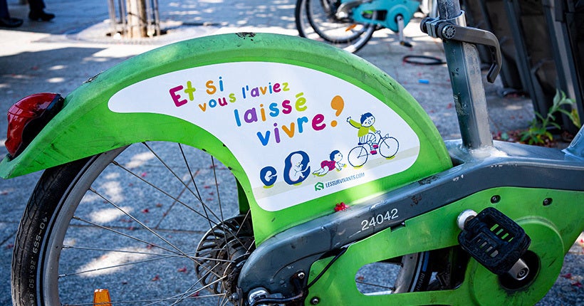 À Paris, une campagne sauvage illégale antiavortement s’affiche sur les Vélib
