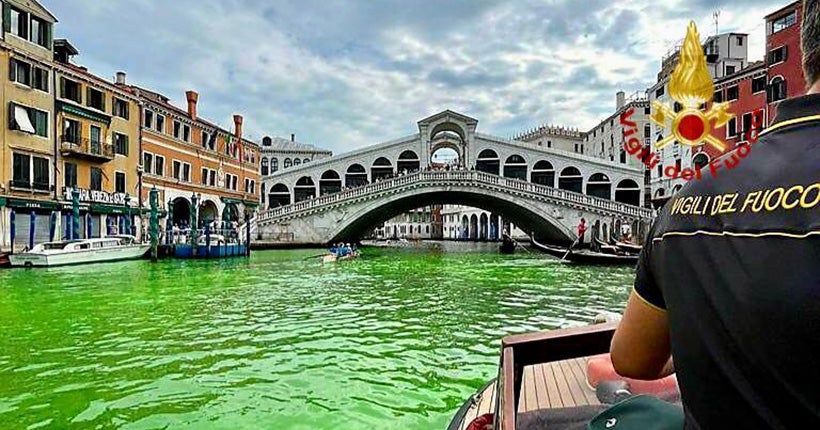 Oui, l’eau du Grand Canal de Venise est devenue vert fluo
