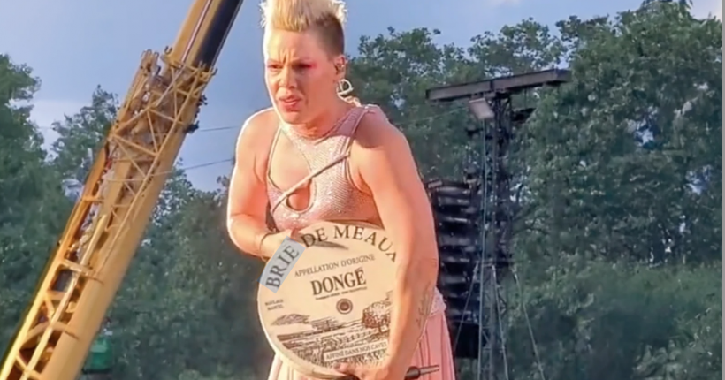 Après les cendres d’un défunt, Pink reçoit une meule de brie de Meaux en plein concert