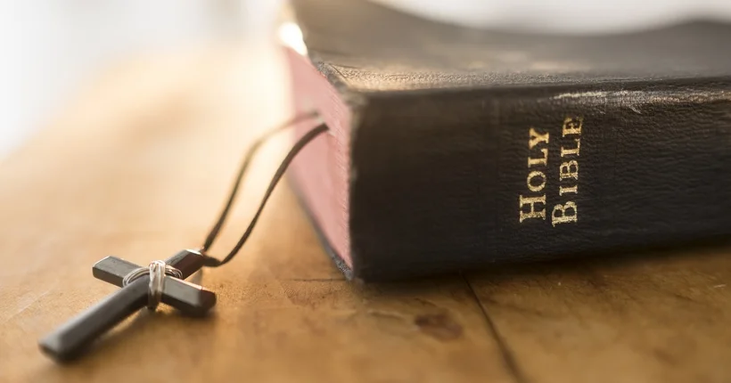 Aux États-Unis, la Bible est retirée des écoles car jugée trop “vulgaire et violente”