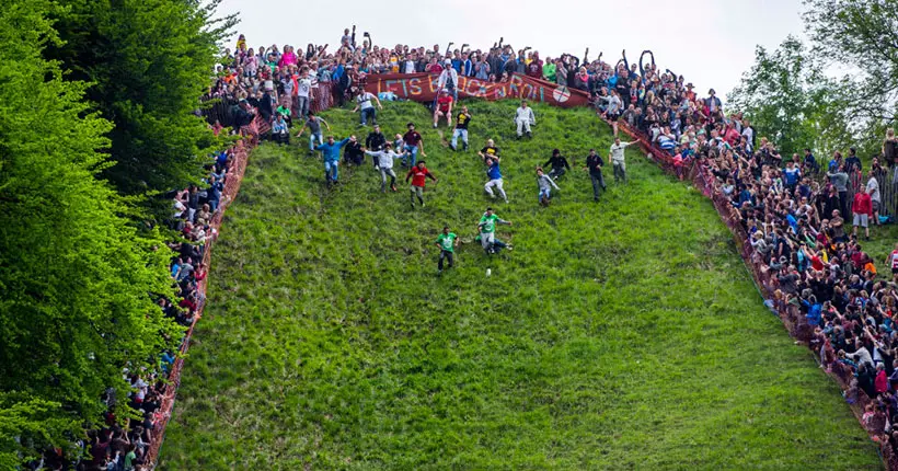 Malgré un KO, elle remporte la célèbre course au fromage la plus célèbre d’Angleterre