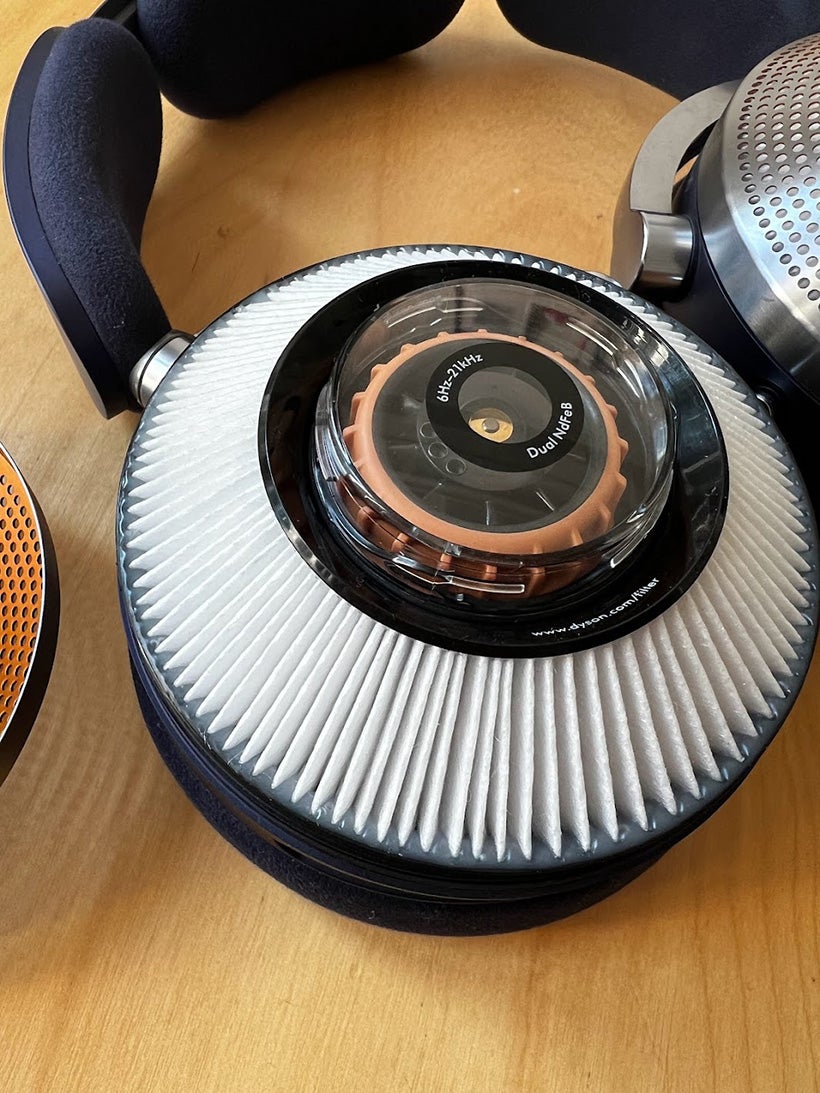 Dyson va commercialiser en mars un casque réducteur de bruit et purificateur  d'air