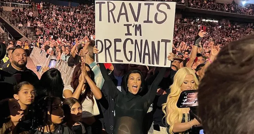 “TRAVIS I’M PREGNANT” : quelle référence se cache derrière la pancarte brandie par Kourtney Kardashian au concert de Blink-182 ?