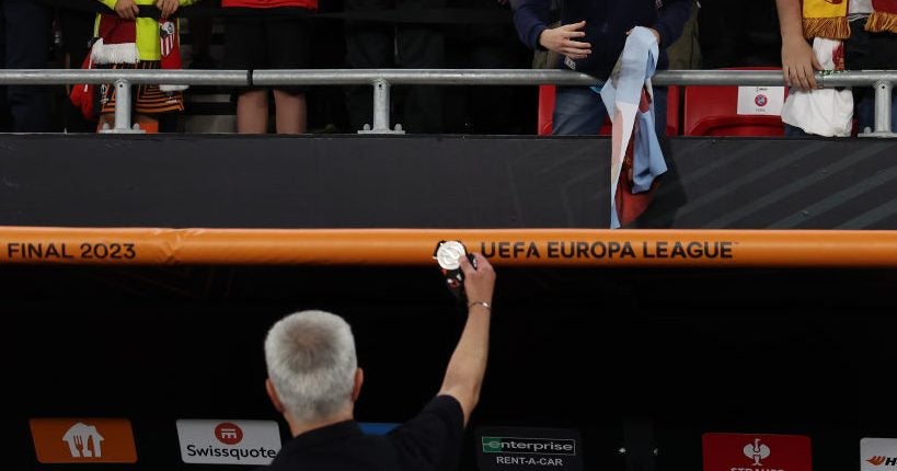 Séville – AS Rome : Mourinho offre sa médaille à un supporter
