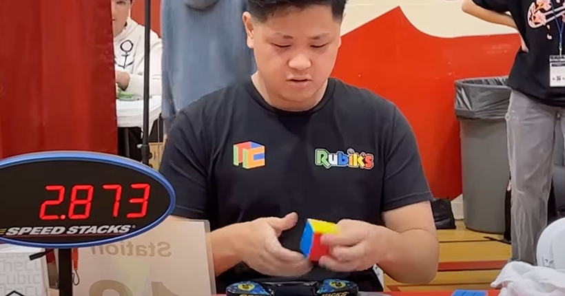Ce crack termine un Rubik’s Cube en seulement 3 secondes et la vidéo est incr