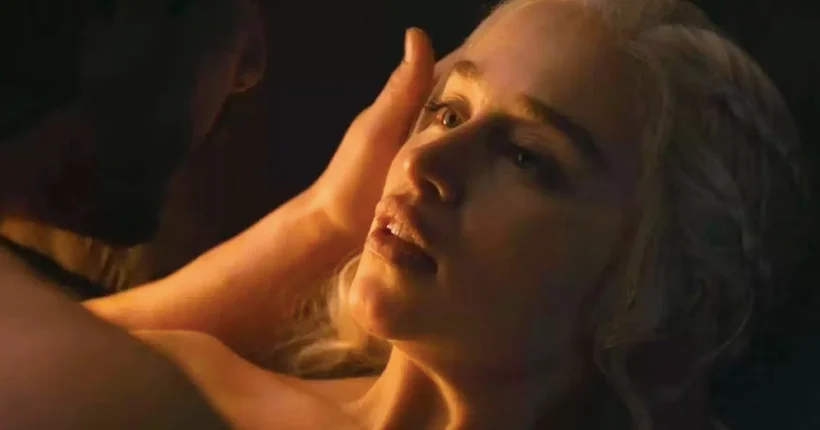 La scène de sexe entre Daenerys et Jon Snow dans Game of Thrones était aussi cringe derrière la caméra