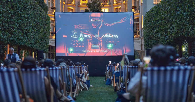 J’ai vu le dernier Gondry avec Pierre Niney depuis les jardins du Ritz (et en plus en mangeant)