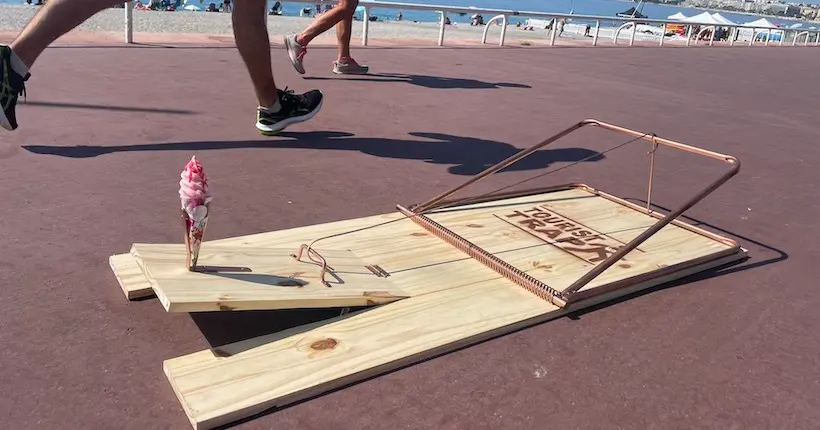 Pour “faire disparaître les touristes”, le street artiste Toolate place des pièges géants à Nice