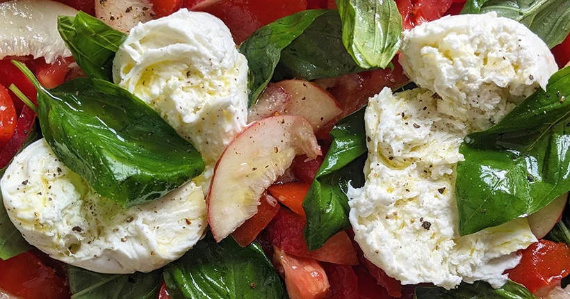 La salade de tomates et pêches que vous allez préparer tout l’été
