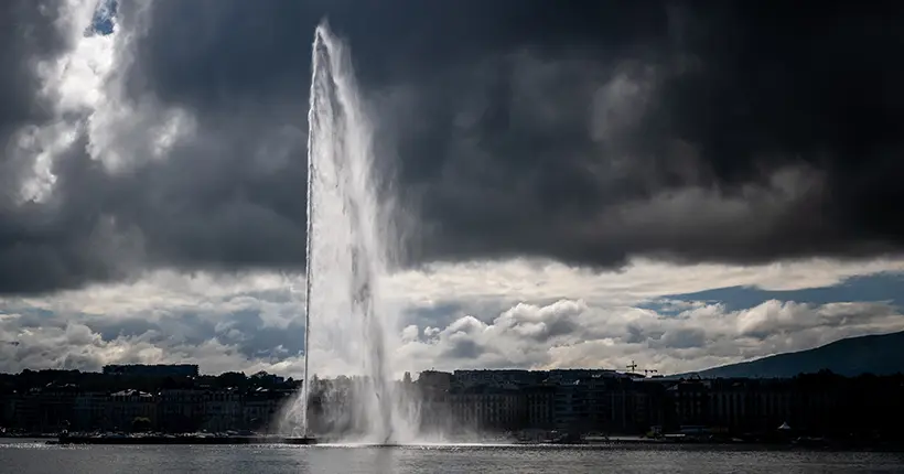 Mauvaise idée : il veut rouler une pelle au jet d’eau de Genève et termine à l’hôpital