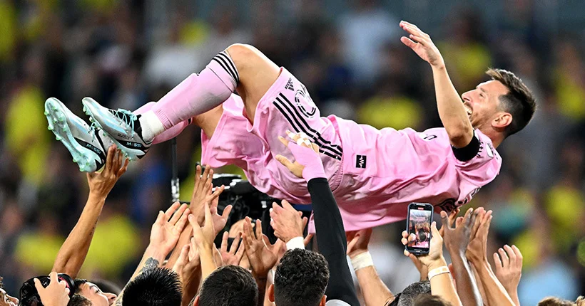 Après leur victoire en League Cup, Messi a offert son brassard à l’ancien capitaine afin qu’il soulève la coupe