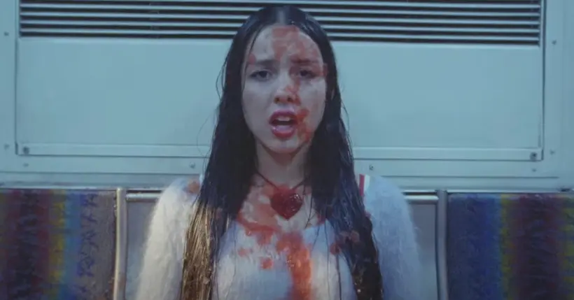 Soirées lycéennes et décisions de vie : dans le clip de “bad idea right?”, Olivia Rodrigo continue d’oliviarodrigoter